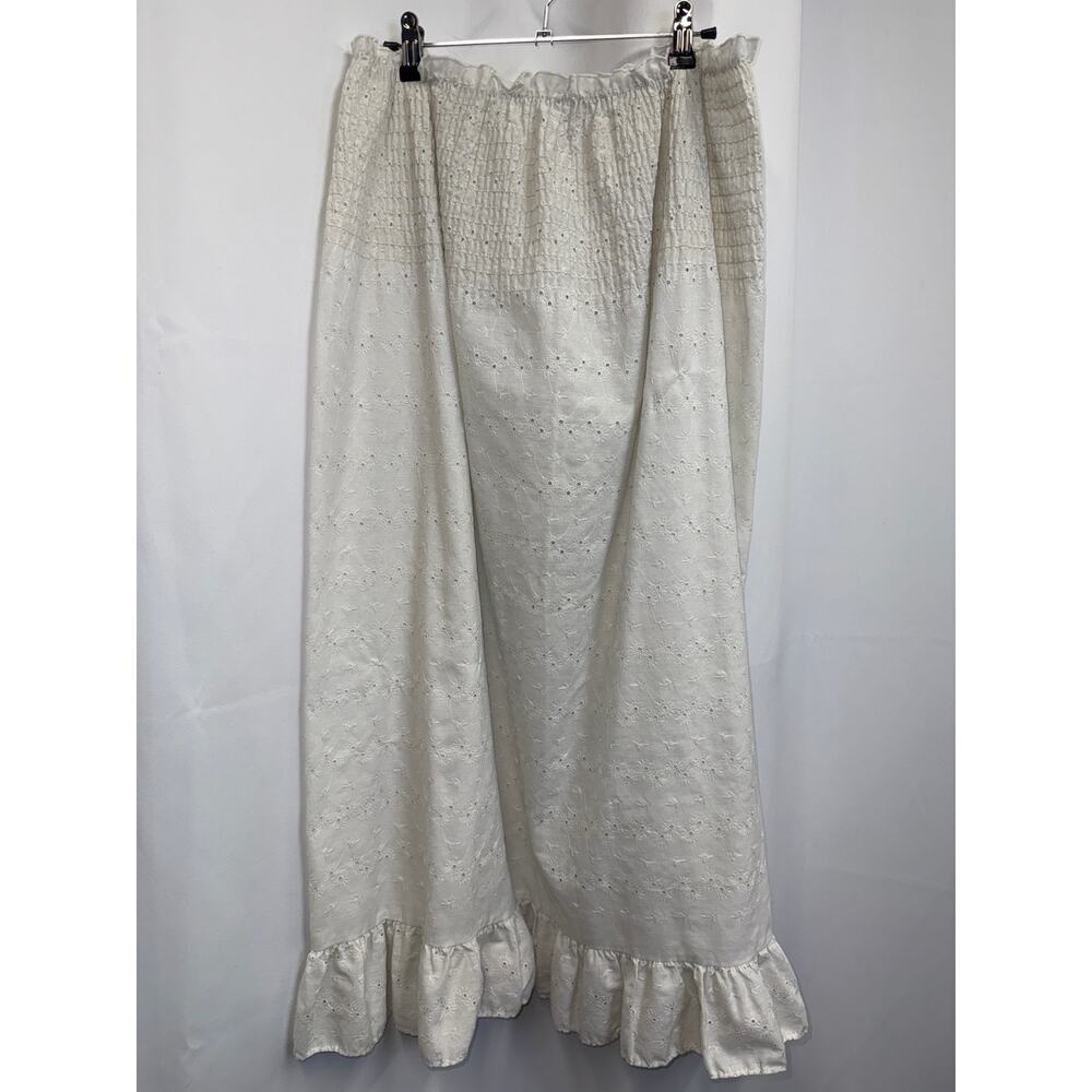 White skirt with embroidered flowers 
Waist-16
Length-37